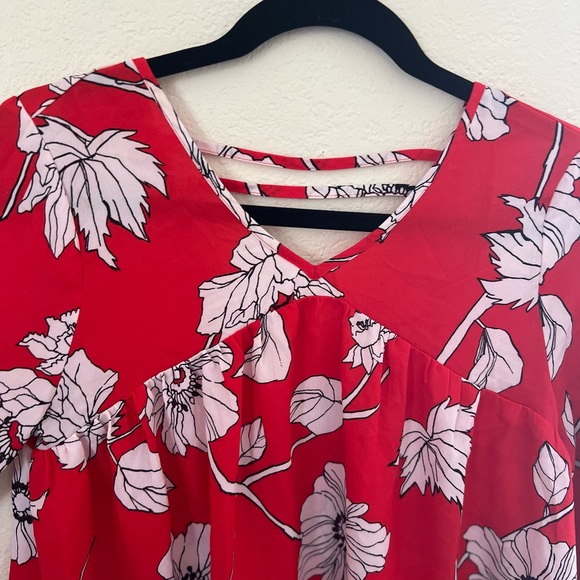 Red floral Copper Key Blouse ⭐️ - Picture 7 of 7